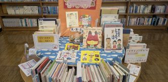 〈1月の児童コーナー〉「へびからうまへバトンタッチ！」<January Children's Corner> “Passing the baton from snake to horse!”