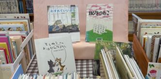 〈２月の児童コーナー〉「もこもこ! ねこねこ!」<Children's Corner for February> “Fluffy! Kitty Kitty!”