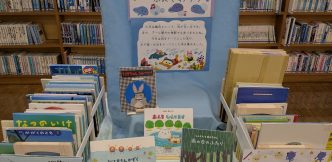 〈６月の児童コーナー➀〉「雨と遊ぼう、水にさわろう」<Children's Corner for June➀>“Let’s play in the rain, let’s touch the water.”